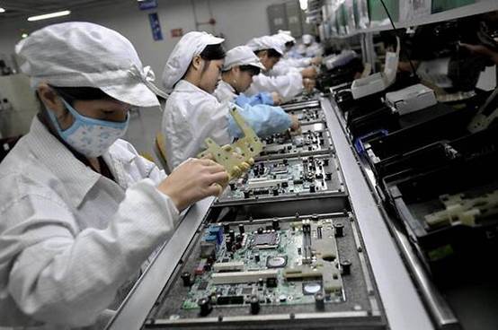 庫克究竟在打什么算盤？蘋果工廠批量移出中國，郭臺銘發出警告，背后藏著移動互聯網的暗變